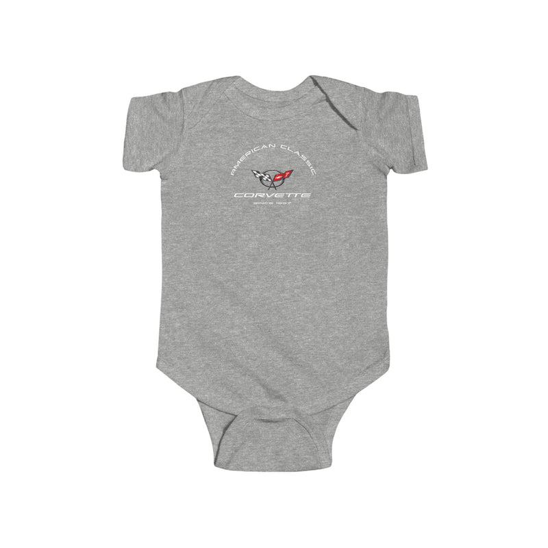 C5 Corvette Baby-Body aus feinem Jersey mit kurzen Ärmeln und Druckknopf unten, perfekt für den jüngsten Fan