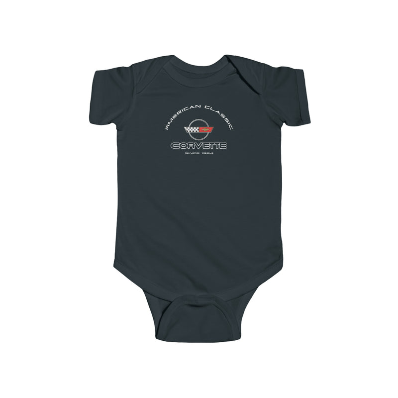 C4 Corvette Baby-Body aus feinem Jersey mit kurzen Ärmeln und Druckknopf unten, perfekt für den jüngsten Fan