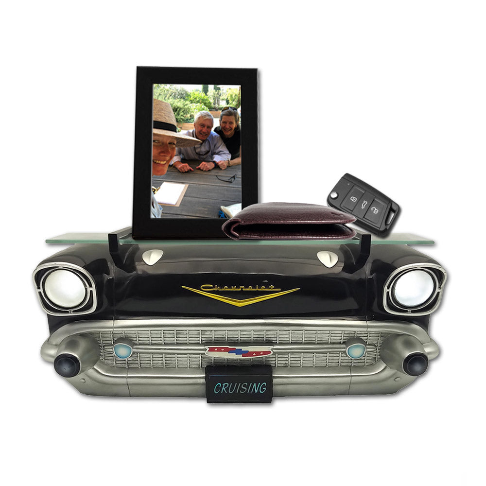1957 Bel Air Schweberegal mit funktionierenden LED-Scheinwerfern, schwarz, batteriebetrieben, Maße 20,0 x 6,1 x 8,0 Zoll, Gewicht 8 Pfund, Regal aus gehärtetem Glas, eingelassene Halterungen.