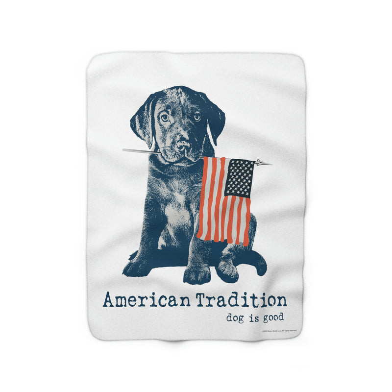 Dog is Good American Tradition Puppy mit amerikanischer Flagge, weiße Fleecedecke, offiziell lizenziert und hergestellt in den USA