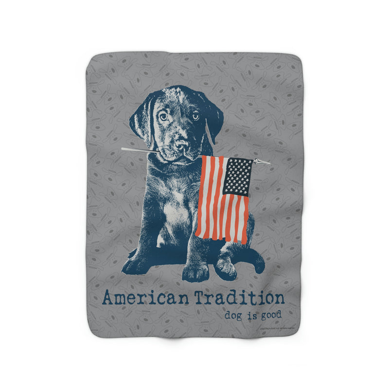 Dog is Good American Tradition Welpe mit amerikanischer Flagge, graue Fleecedecke, offiziell lizenziert und hergestellt in den USA